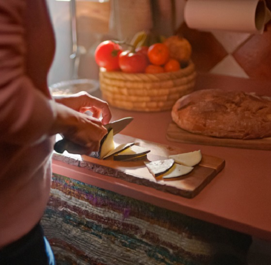 Cortando comida en la encimera de cuarzo Silestone Arcilla Red
