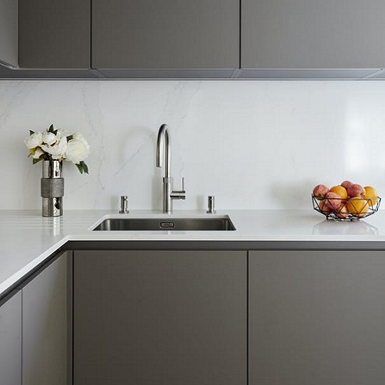 cocina con muebles grises en silestone calacatta gold