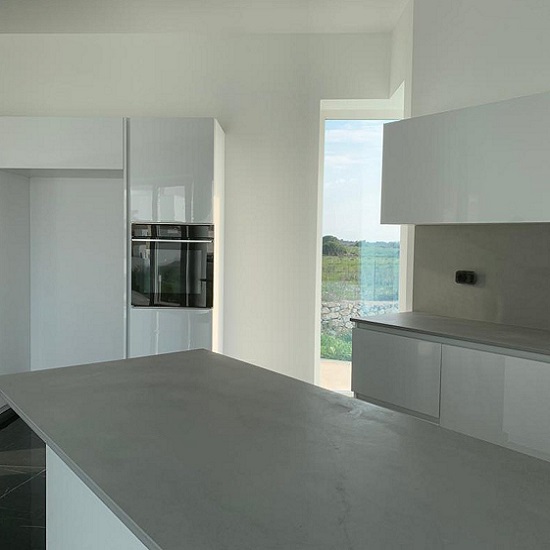Mueble de cocina blanco con encimera porcelánico Dekton Kovik