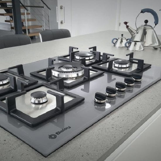 Isla con quemadores a gas Dekton Strato kitchen island