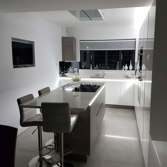 Isla y cocina moderna de cuarzo luces LED Compac Glaciar