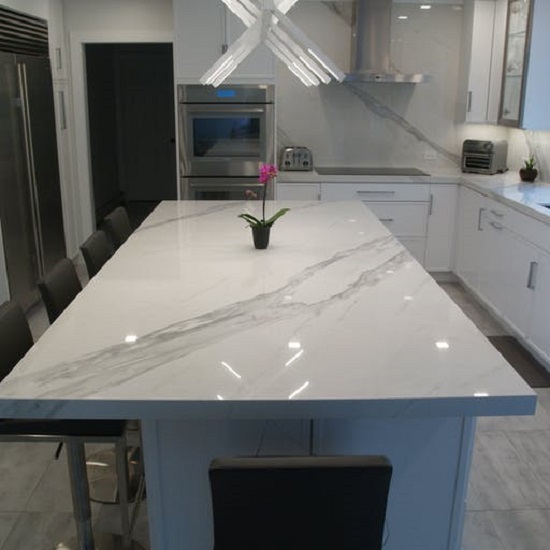 Isla de cocina con barra de desayuno Dekton Olimpo