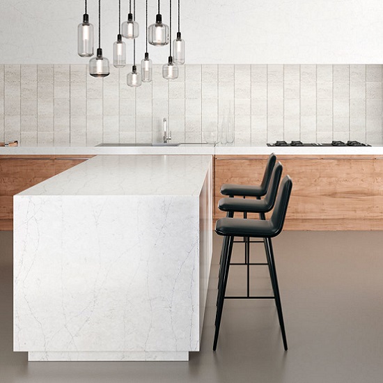 Isla de cocina toda cubierta y con encimera Silestone Eternal Statuario