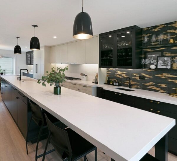 Isla y encimera de cuarzo Silestone Eternal Statuario suede