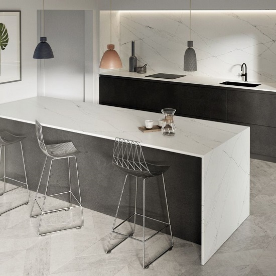 Isla de cocina con barra de desayuno Silestone Ethereal Noctis