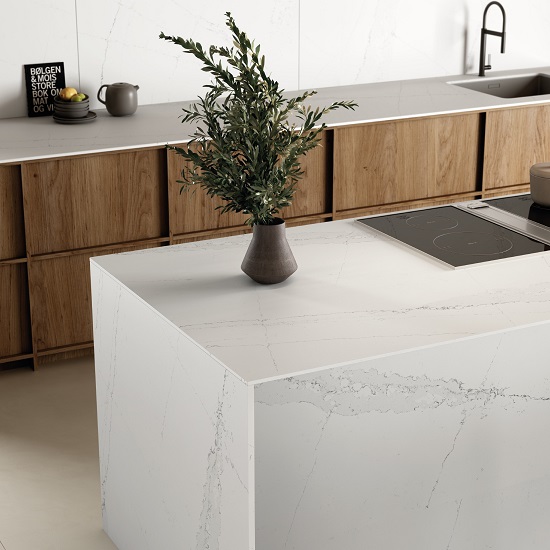 Isla de cuarzo con vitrocerámica Silestone Ethereal Noctis