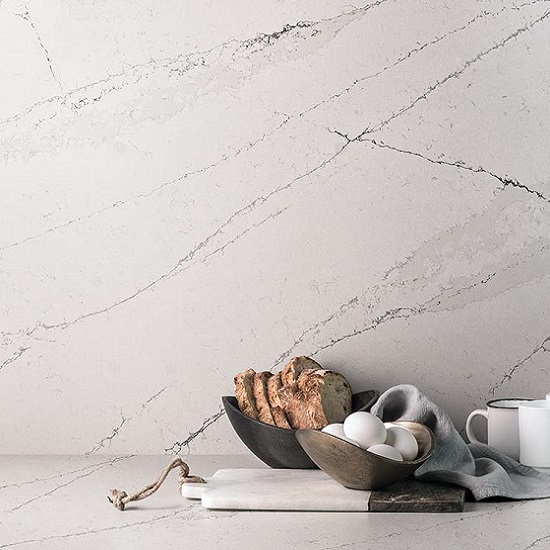 Pared revestida con cuarzo Silestone Ethereal Noctis