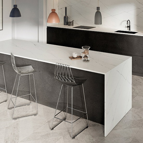 Isla de cocina toda cubierta con Silestone Ethereal Noctis