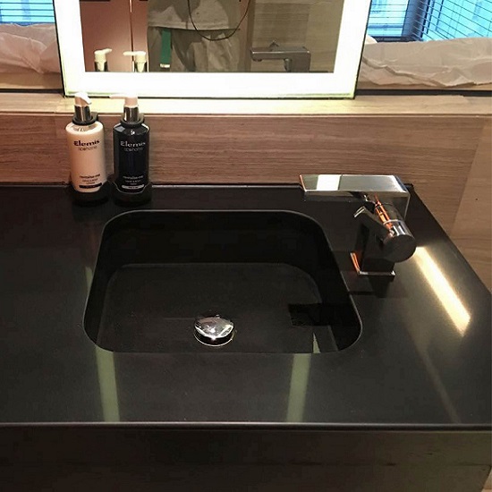 encimera de cocina con fregadero Silestone Negro Tebas pulido