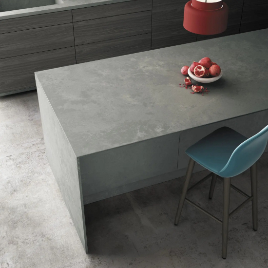 Isla de cocina toda cubierta con Silestone Seaport