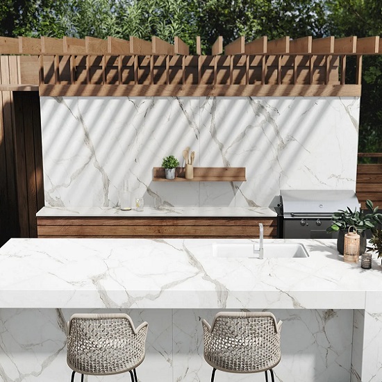 Dekton Daze encimera con salpicaderos e isla para exteriores