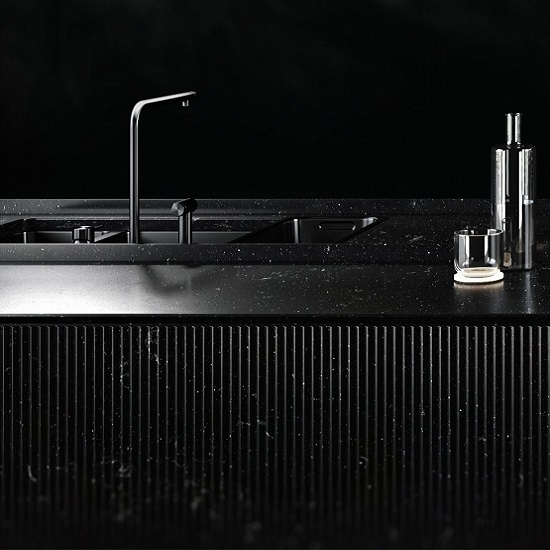 cocina negra con encimera Compac Volcano Dark