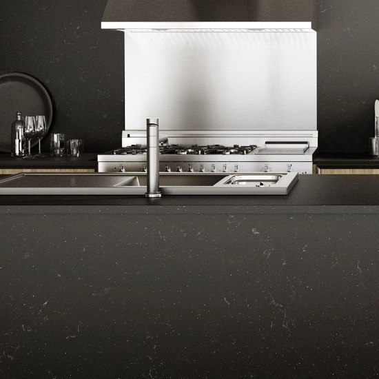 encimera de cocina revestida con Compac Volcano Dark Glacé
