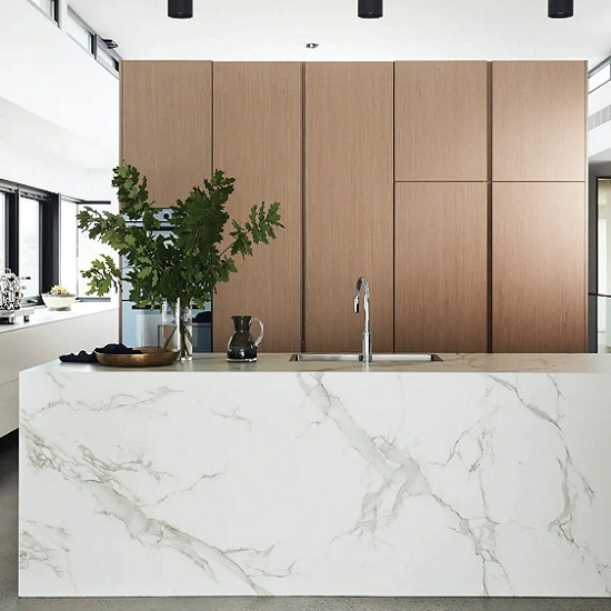isla de cocina envuelta en Dekton Aura