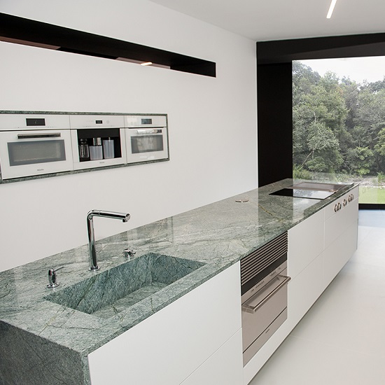 isla en cocina blanca de Naturamia Aquabella