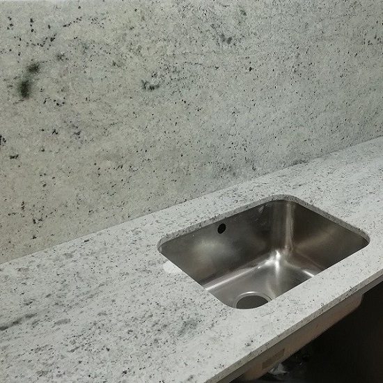 encimera Sensa Colonial White con salpicadero de cocina