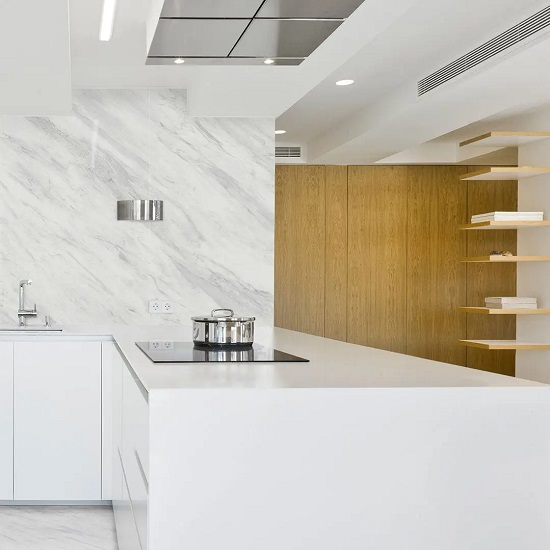 cocina blanca con Techlam Basic Ice