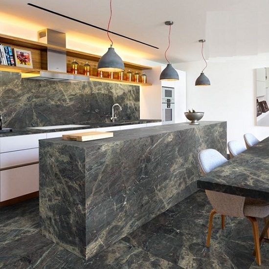 foto de una encimera Neolith Amazonico en una cocina moderna