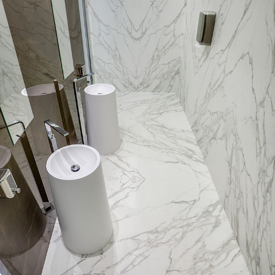 un baño revestido con Neolith Calacatta