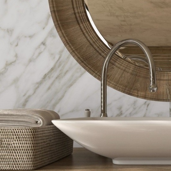 revestmiento pared Neolith Calacatta Royale en un baño