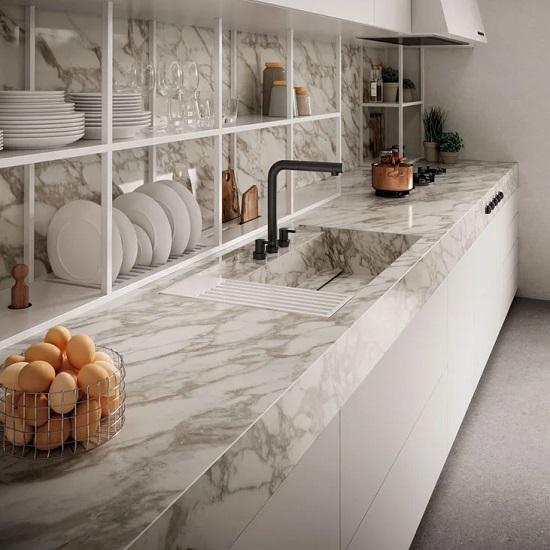 foto de encimeras Neolith Calacatta Royale en una cocna blanca