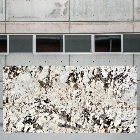 imagen de una losa Granito Alaska White afuera de una marmoleria