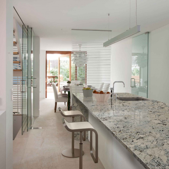 foto de una cocina blanca con una encimera de Granito Alaska White