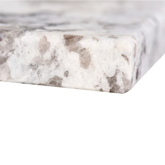 primer plano del canto de una canto encimera Granito Alaska White