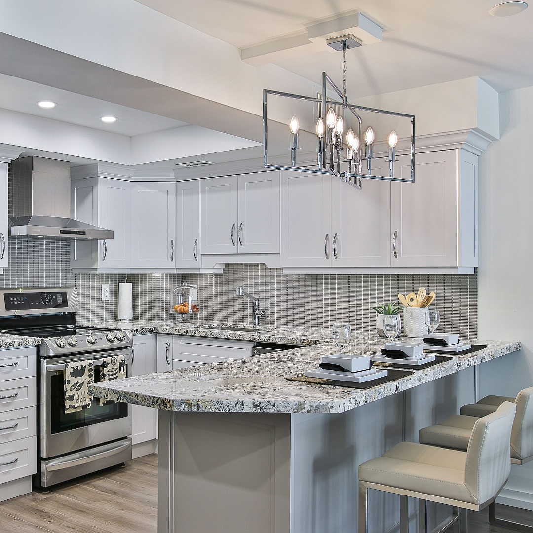 encimeras de Granito Alaska White en una cocina moderna