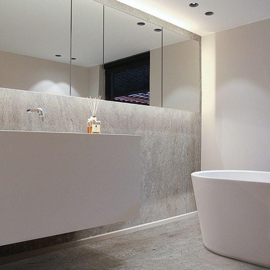 foto de un baño revestdo con pared y encimera de Granito Astoria Gold
