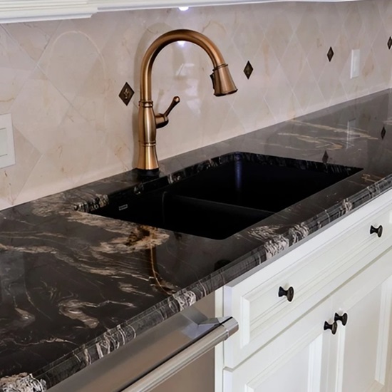 cocina con encimera de cocina Granito negro Titanium
