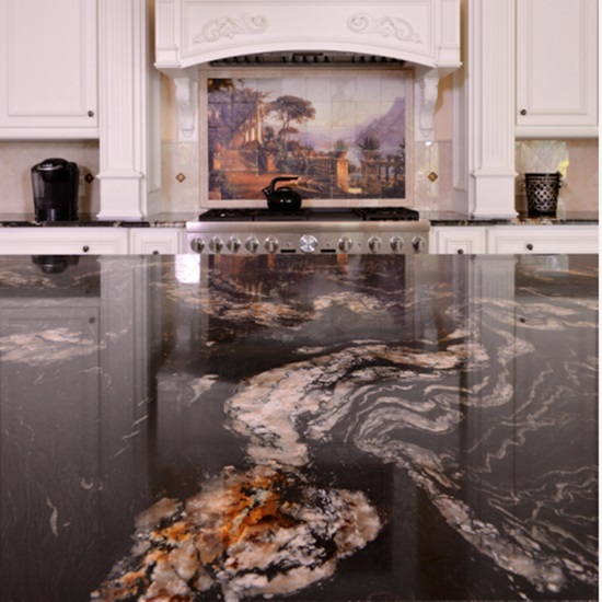 foto de una cocina con una isla en Granito Titanium