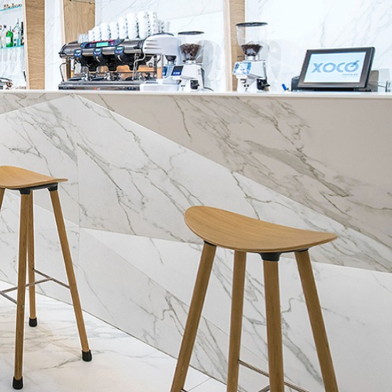 foto de un bar con encimera Neolith Calacatta y dos sillas