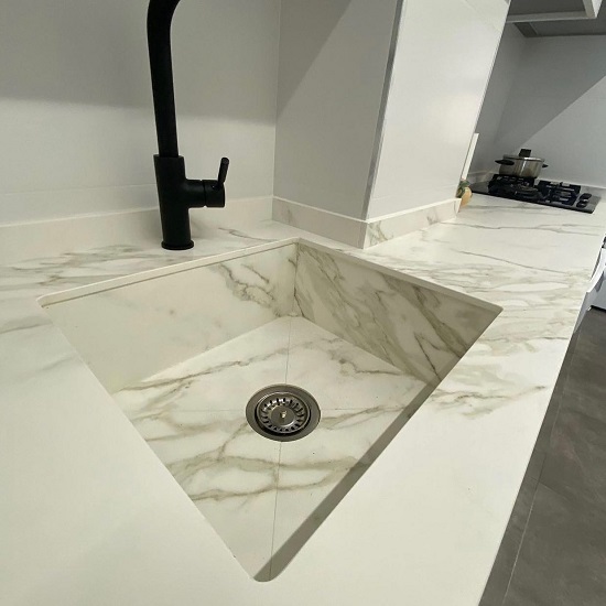 encimera y fregadero Neolith Calacatta en una cocina blanca