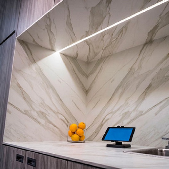 foto de una encimera de cocina y frente Neolith Calacatta Gold