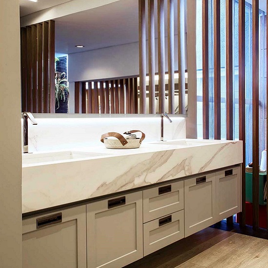 bano con encimera y lavabo encimera Neolith Calacatta Gold