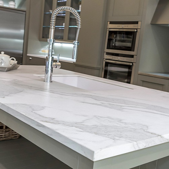 foto de una isla de cocina en Lavanderia Neolith Calacatta Gold