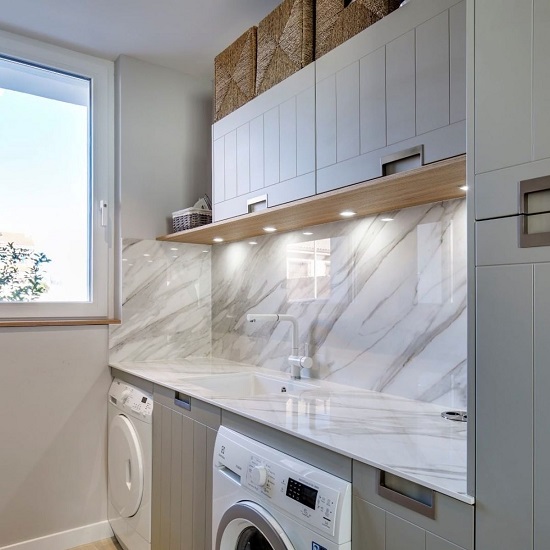 foto de una Lavanderia con encimera y pared en Neolith Calacatta Gold