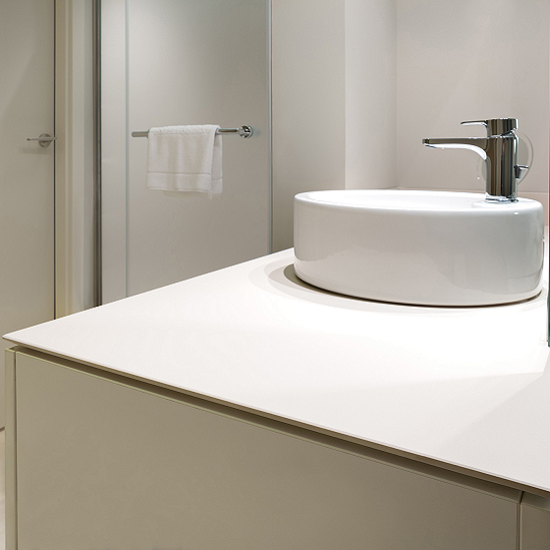 foto de una encimera de baño Neolith Just White