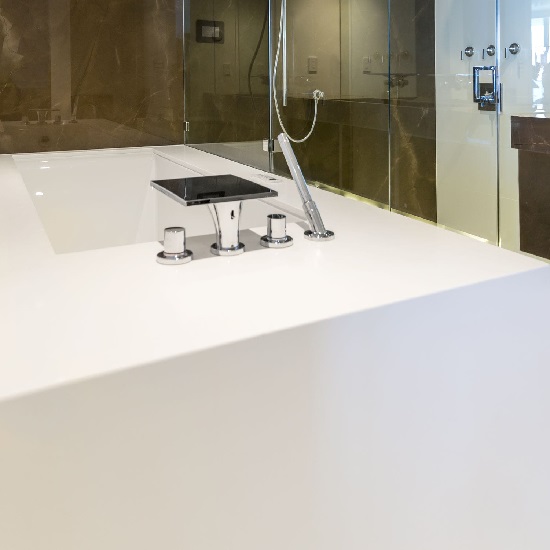una bañera Neolith Just White y una pared de madera detras