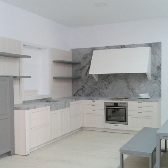 una cocina blanca con encimeras de Cuarcita Super White pulido