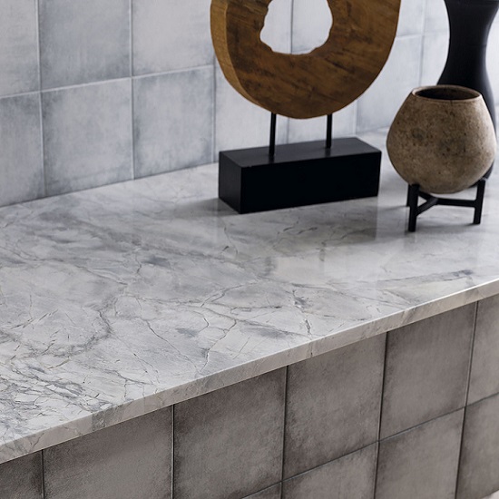 foto de encimeras de Cuarcita Super White con elementos decorativos