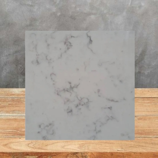 imagen de una muestra de Cuarzo Carrara con un fondo gris