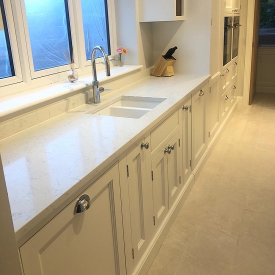 una cocina tradicional con encimera de cuarzo Carrara