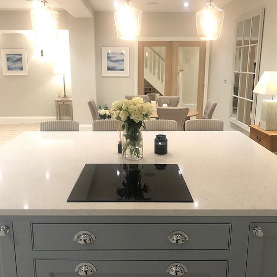 foto de una isla en Cuarzo Carrara Blanco Levantina Quartz