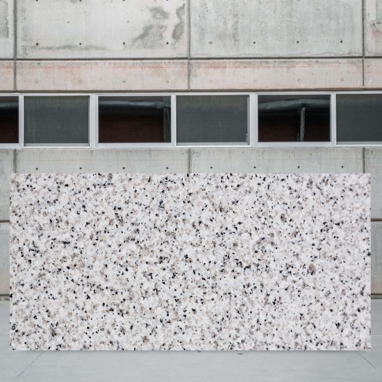 imagen de una losa de Granito Blanco Berrocal afuera de una marmloleria