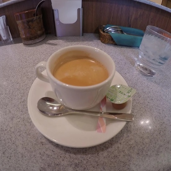 una encimera de Granito Blanco Berrocal y una taza de café