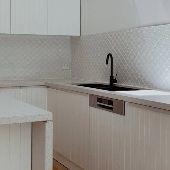 cocina blanco con encimeras de Granito Blanco Berrocal