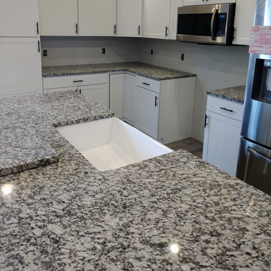 una Isla cocina hecha de granito Gris Perla