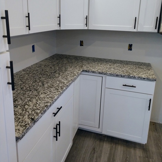 cocina blanca con encimera granito Gris Perla